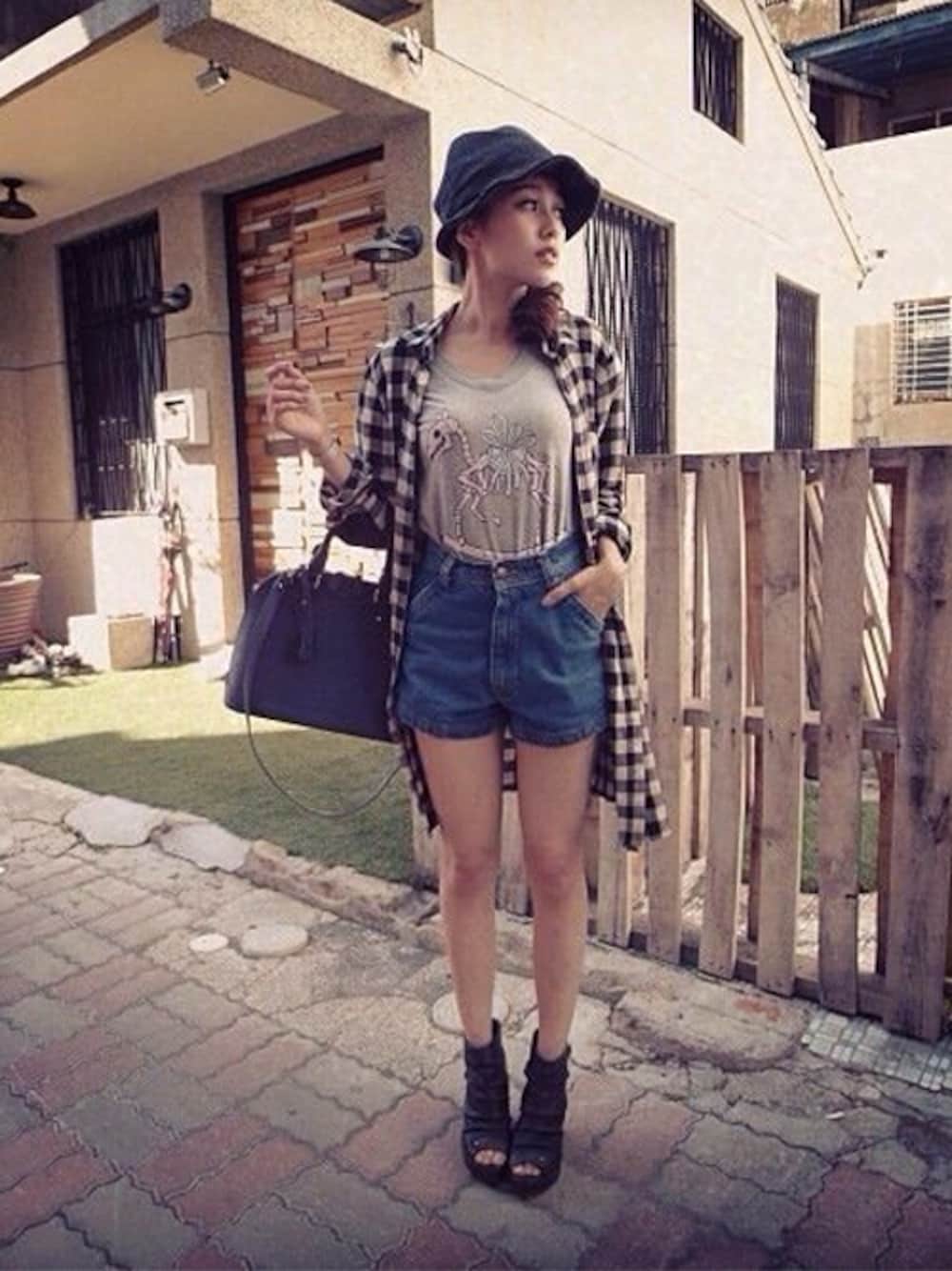 「バッグ、帽子、ハイヒール、お気に入りのTシャツ、デニムショートパンツ、シャツスタイル、outfit、Lazybone」｜「lazyboneのSweet dream（トップス）」を使った、LazyBone-Outfitwithloveさん（レディース・155cm）の夏コーディネートの1枚目の写真