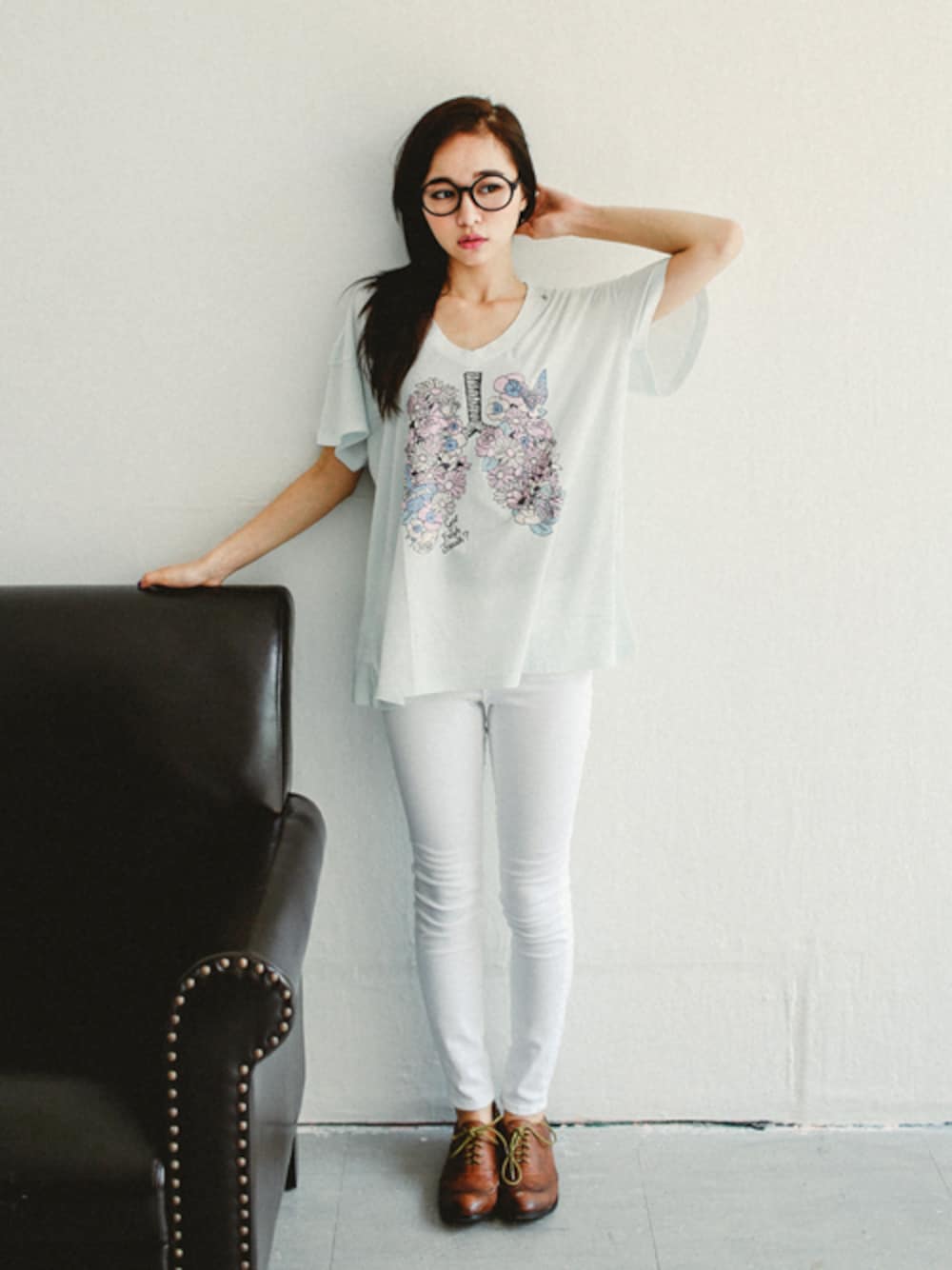 「花柄、めがね、白パンツ、お気に入りのTシャツ、蝶々柄、オックスフォードシューズ、outfit、Lazybone」｜「lazyboneのFresh Breath（トップス）」を使った、LazyBone-Outfitwithloveさん（レディース・160cm）の夏コーディネートの1枚目の写真