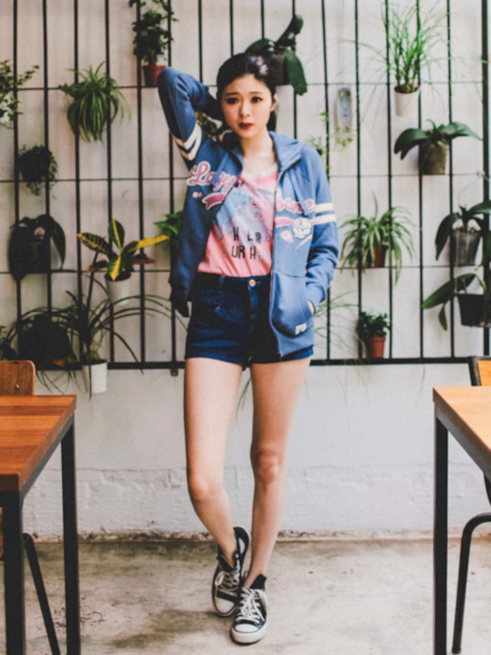 「converse、sporty、Lazybone、 黒スニーカー」｜「lazyboneのHold your hand *9/23到貨*（トップス、その他）」を使った、LazyBone-Outfitwithloveさん（レディース・165cm）の秋コーディネートの1枚目の写真