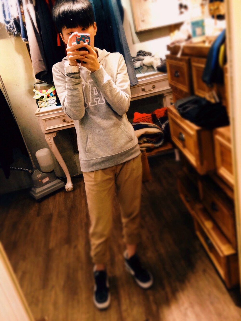 「GAPのアイテム（トップス、グレー系）」を使った、Sissi Chenさん（レディース・157cm）の冬コーディネートの1枚目の写真