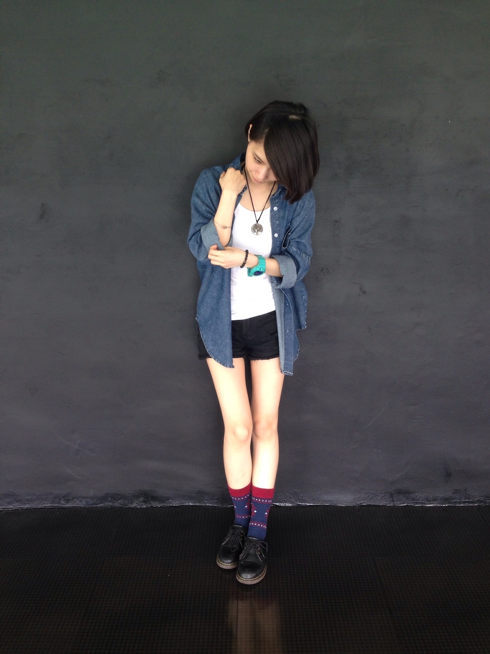 「UNIQLO、Dr.Martens」｜「UNIQLOのアイテム（シャツ/ブラウス、ブルー系）」を使った、瑋瑋WEWEさん（レディース・156cm）の夏コーディネートの1枚目の写真