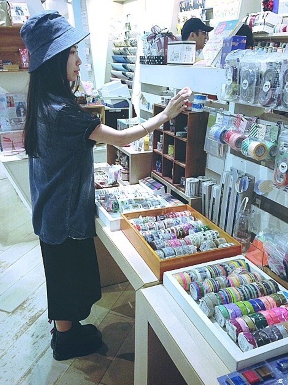 「誠品」｜「5のアイテム（シャツ/ブラウス、ブルー系）」を使った、瑋瑋WEWEさん（レディース・156cm）の冬コーディネートの1枚目の写真