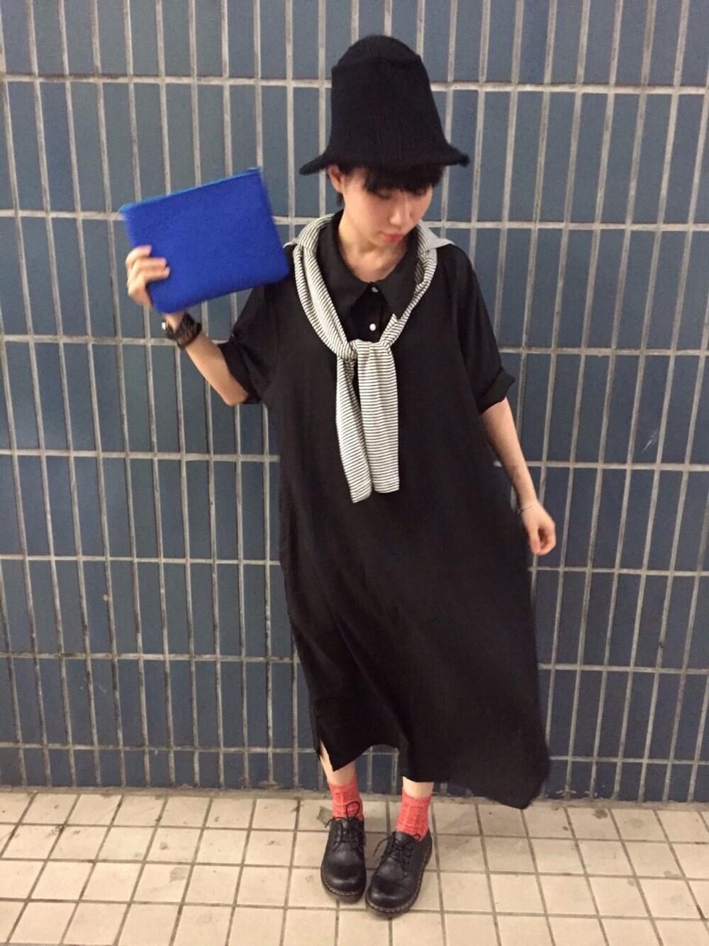 「日新戲院」｜「sala molaのアイテム（シャツワンピース、ブラック系）」を使った、瑋瑋WEWEさん（レディース・156cm）の春コーディネートの1枚目の写真