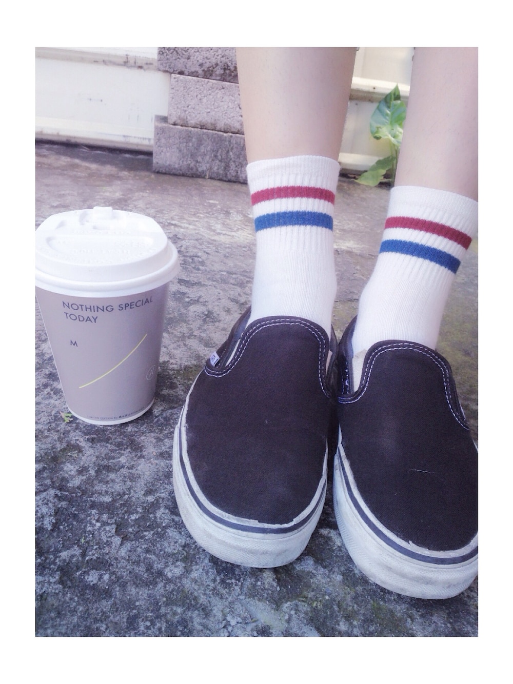 「VANSのアイテム（モカシン/デッキシューズ、ブラック系）」を使った、瑋瑋WEWEさん（レディース・156cm）の夏コーディネートの1枚目の写真