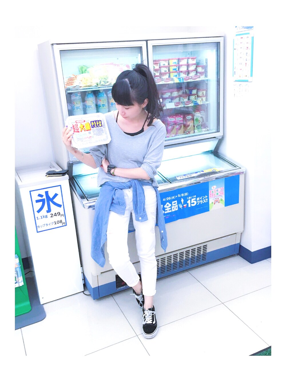 「TOKYO」｜「VANSのアイテム（シューズ、ブラック系）」を使った、瑋瑋WEWEさん（レディース・156cm）の春コーディネートの1枚目の写真