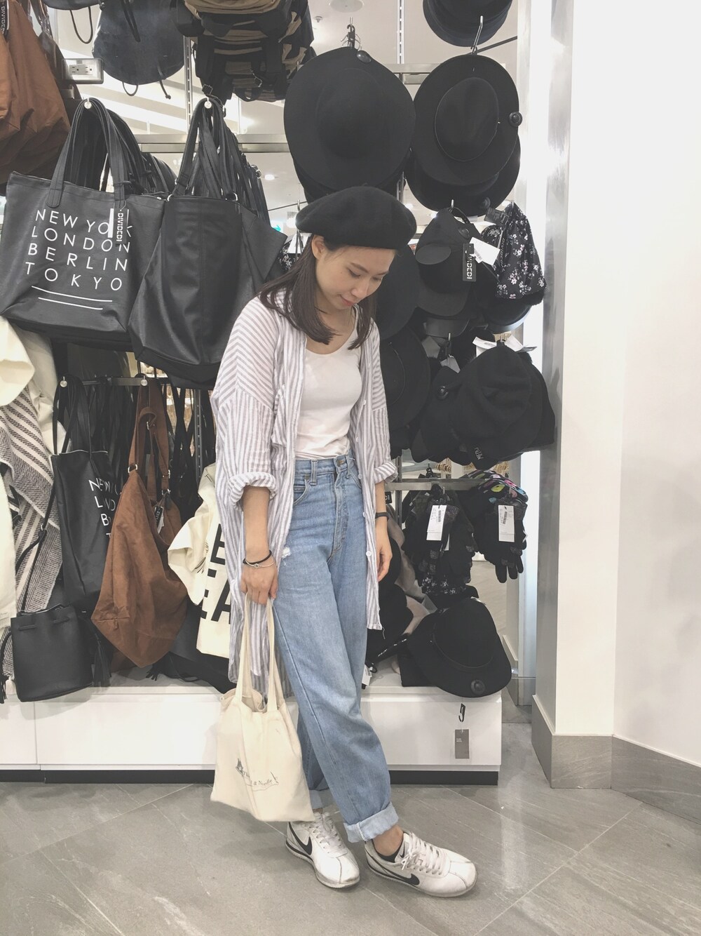 「H&Mのアイテム（帽子、ブラック系）」を使った、瑋瑋WEWEさん（レディース・156cm）の秋コーディネートの1枚目の写真