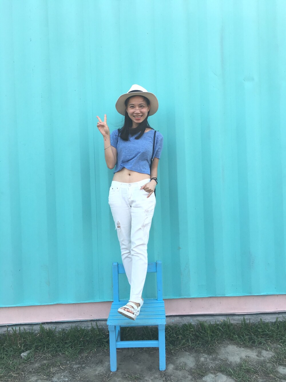 「AIRWALKのアイテム（サンダル、ホワイト系）」を使った、瑋瑋WEWEさん（レディース・156cm）の秋コーディネートの1枚目の写真