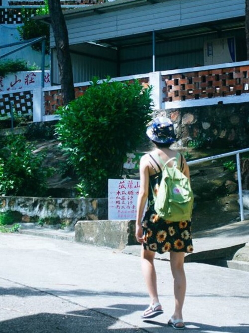 「南丫島、hongkong、stussy、teva」｜「Kimchi Blueのアイテム（スカート、その他）」を使った、lauhinghingさん（レディース・165cm）の夏コーディネートの1枚目の写真