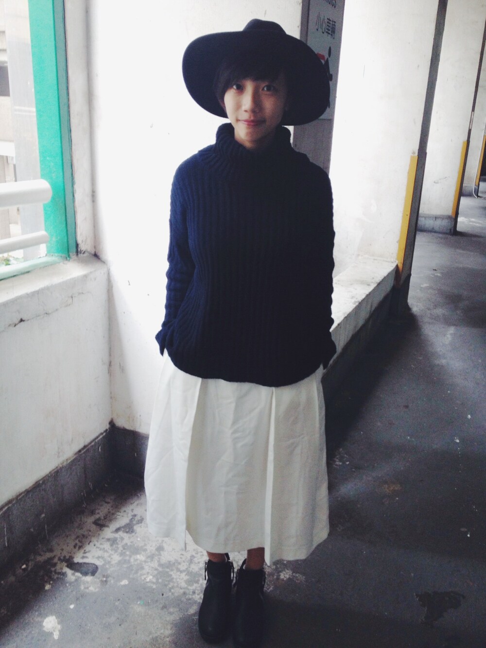 「hongkong、hongkonger、ootd、causal」｜「asosのアイテム（ニット/セーター、ブルー系）」を使った、lauhinghingさん（レディース・165cm）の冬コーディネートの1枚目の写真
