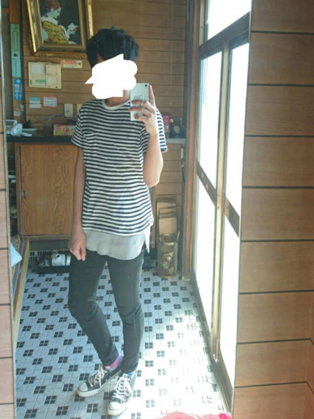 ブラック系のTシャツ/カットソー、ブラック系のデニムパンツ、グレー系のタンクトップを着用したメンズの春コーディネートの1枚目の写真