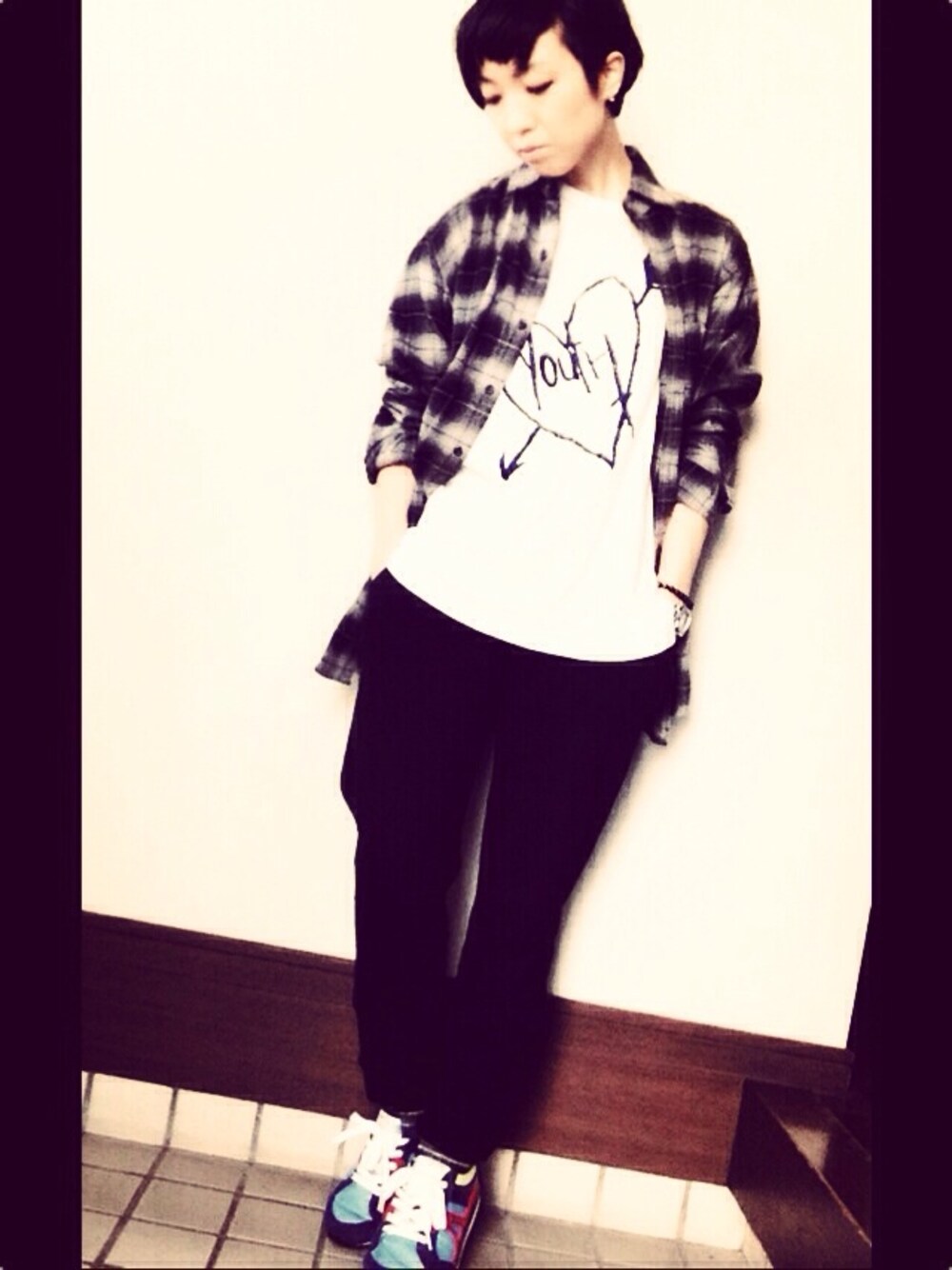 「チェックシャツ、ロゴT、スウエットパンツ、スニーカー」｜「G.V.G.V.のYOUTH-SQUARE TEE（Tシャツ/カットソー、ホワイト系）」を使った、M-yossyさん（レディース・155cm）の秋コーディネートの1枚目の写真