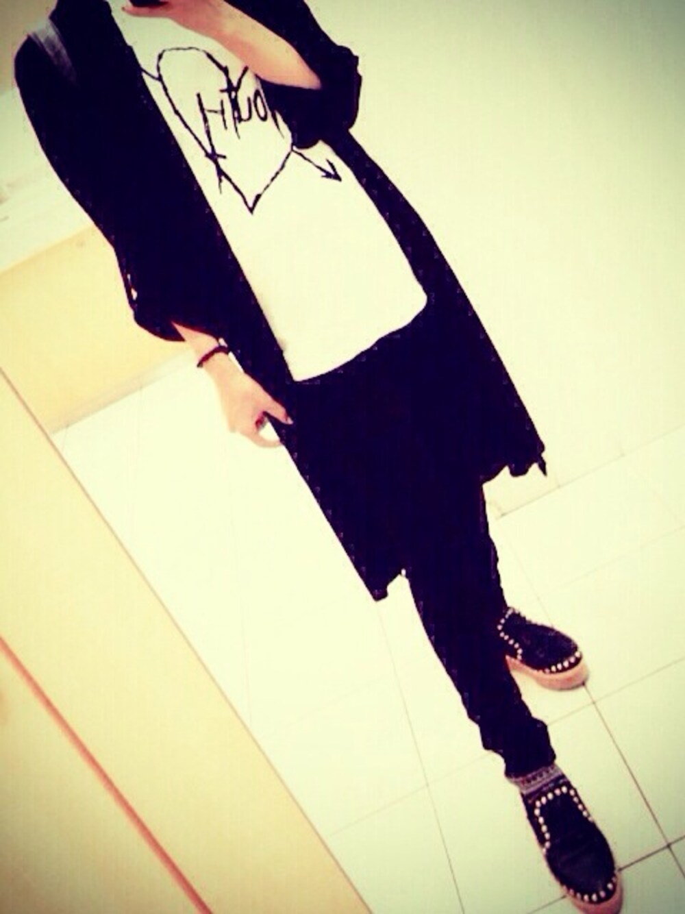 「モノトーン、シンプル、スキニーデニム」｜「G.V.G.V.のYOUTH-SQUARE TEE（Tシャツ/カットソー、ホワイト系）」を使った、M-yossyさん（レディース・155cm）の秋コーディネートの1枚目の写真