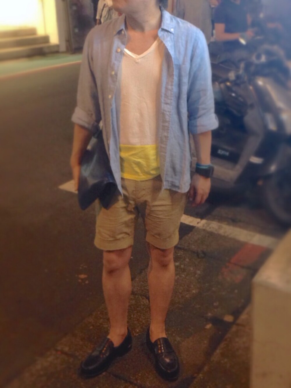 イエロー系のTシャツ/カットソーを着用したメンズの春コーディネートの1枚目の写真