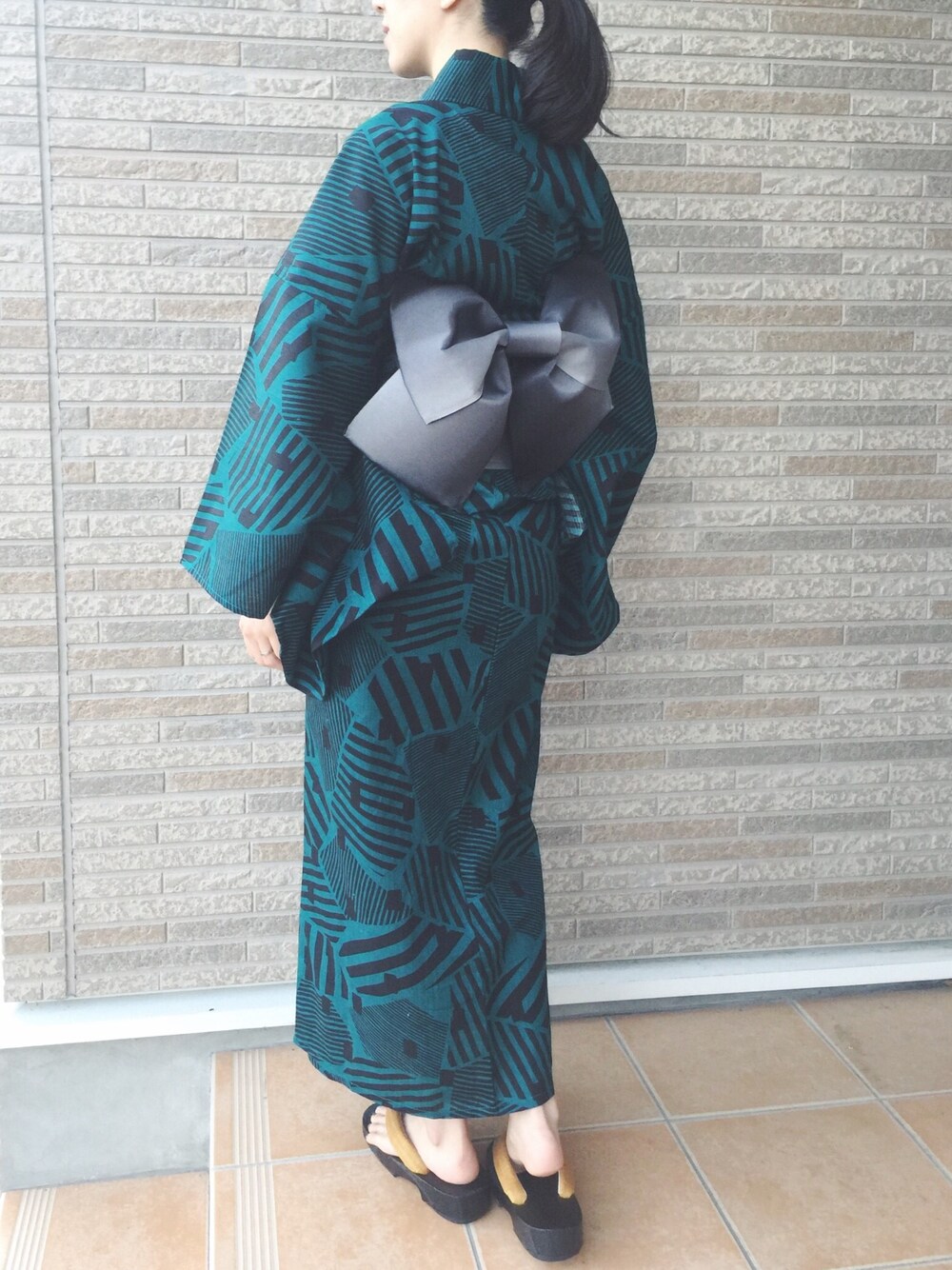 グリーン系の浴衣を着用したレディースの夏コーディネートの1枚目の写真