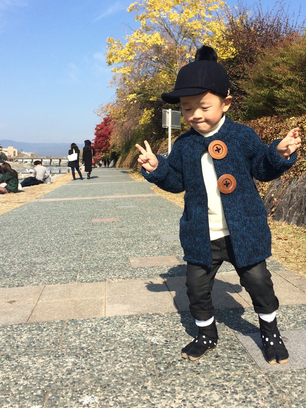 「sousou、足袋、足袋スニーカー、ニット、帽子、キャップ、こどもコーデ、白タートル、ポンポン帽子、kids」｜「startrickのボンボンcap（キャップ、ブラック系）」を使った、startrickさん（キッズ・100cm）の秋コーディネートの1枚目の写真