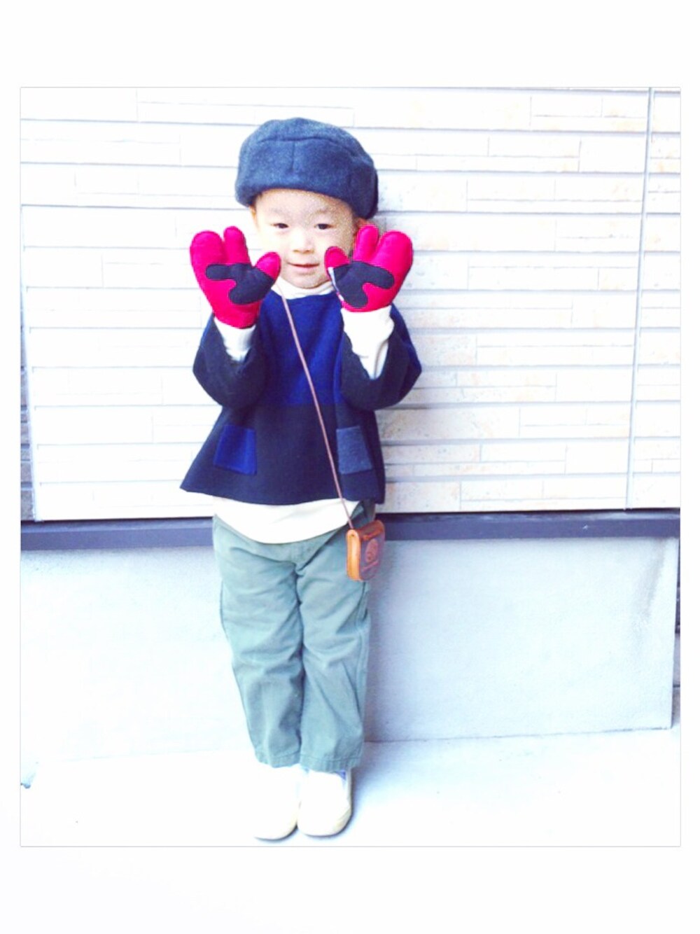 「kids、白タートル、こどもコーデ、ニット、ベレー帽、カーゴパンツ、手ぶくろ」｜「トレンチべレー（ハンチング/ベレー帽、ホワイト系）」を使った、startrickさん（キッズ・100cm）の冬コーディネートの1枚目の写真
