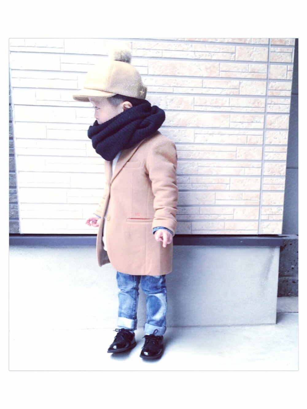 「キッズコーデ、チェスターコート、デニム、キャップ、帽子、マフラーぐるぐる」｜「startrickのボンボンcap（キャップ、ブラック系）」を使った、startrickさん（キッズ・100cm）の冬コーディネートの1枚目の写真