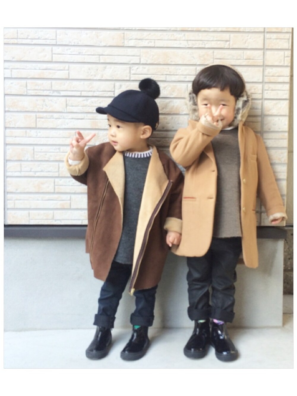 「キッズコーデ、kids、チェスターコート、キャップ」｜「startrickのボンボンcap（キャップ、ブラック系）」を使った、startrickさん（キッズ・100cm）の冬コーディネートの1枚目の写真