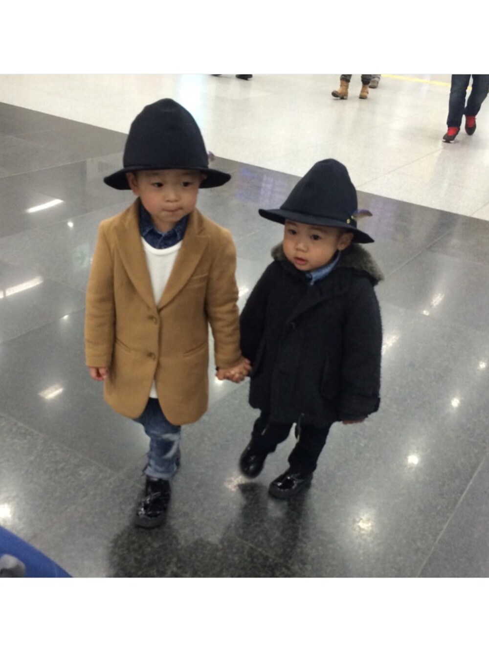 「帽子、ハット、kids」｜「Startrickの毎年大人気のとんがり帽子！
（ハット、ブラック系）」を使った、startrickさん（キッズ・100cm）の春コーディネートの1枚目の写真