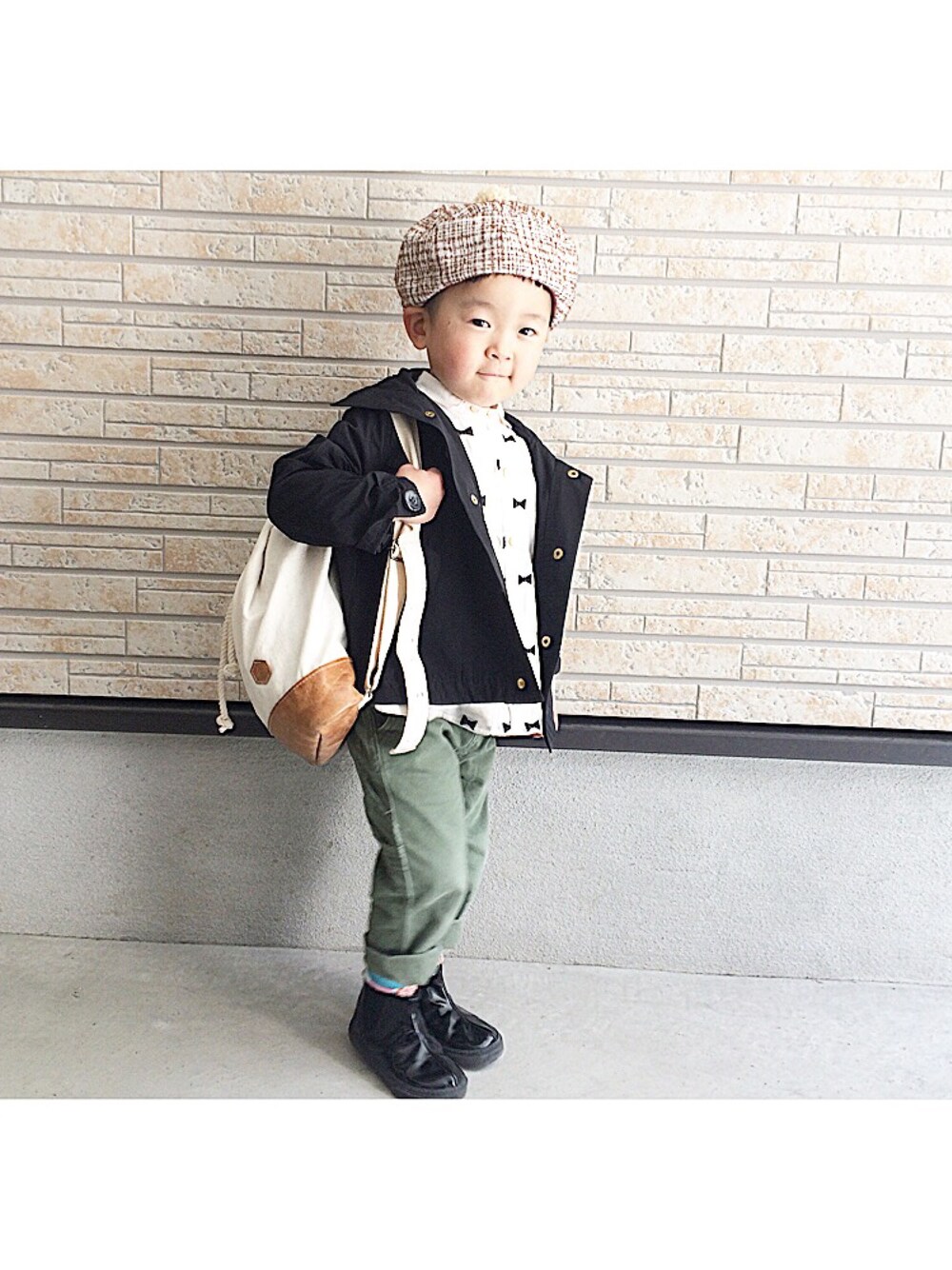 「kids、monotone、ベレー帽」｜「FITHのアイテム（ナイロンジャケット、ブラック系）」を使った、startrickさん（キッズ・100cm）の春コーディネートの1枚目の写真