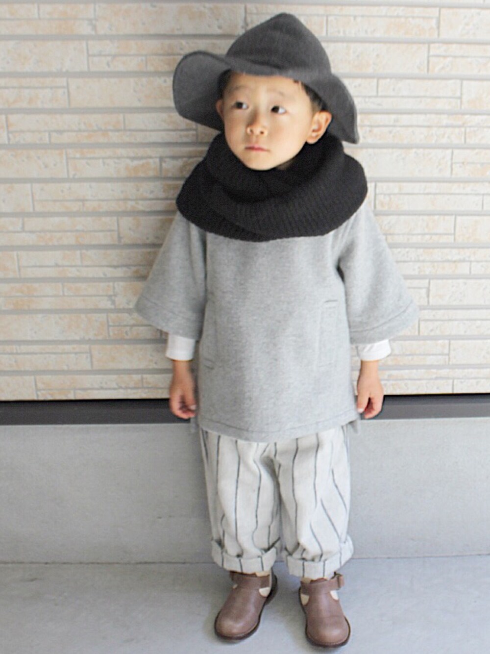 「startrick、kids、グレー、こどもコーデ、ハット」｜「Startrickのアイテム（ハット、ブラック系）」を使った、startrickさん（キッズ・100cm）の冬コーディネートの1枚目の写真