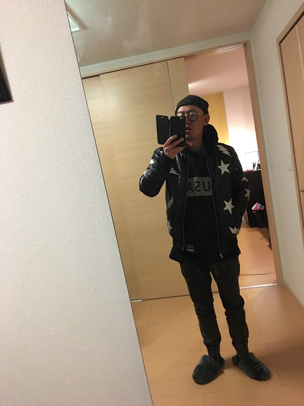 「ブラックコーデ、スリッパ、リフレクター、ダメージデニムパンツ、リメイク」｜「ALLSTON outfitterのアイテム（ナイロンジャケット、ブラック系）」を使った、shingohirataさん（メンズ・172cm）の冬コーディネートの1枚目の写真