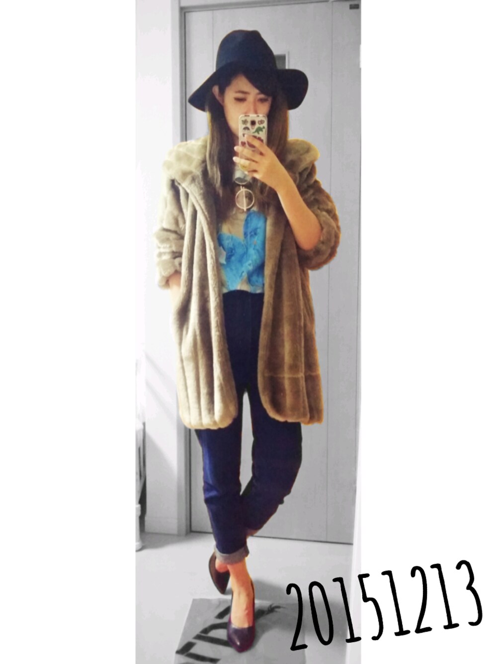 「JOYRICH、FIG&VIPER、GU、fur coat、denim、black」｜「JOYRICHのAmerica Girl Crewneck（スウェット、ホワイト系）」を使った、Takahashi Fumikaさん（レディース・166cm）の冬コーディネートの1枚目の写真