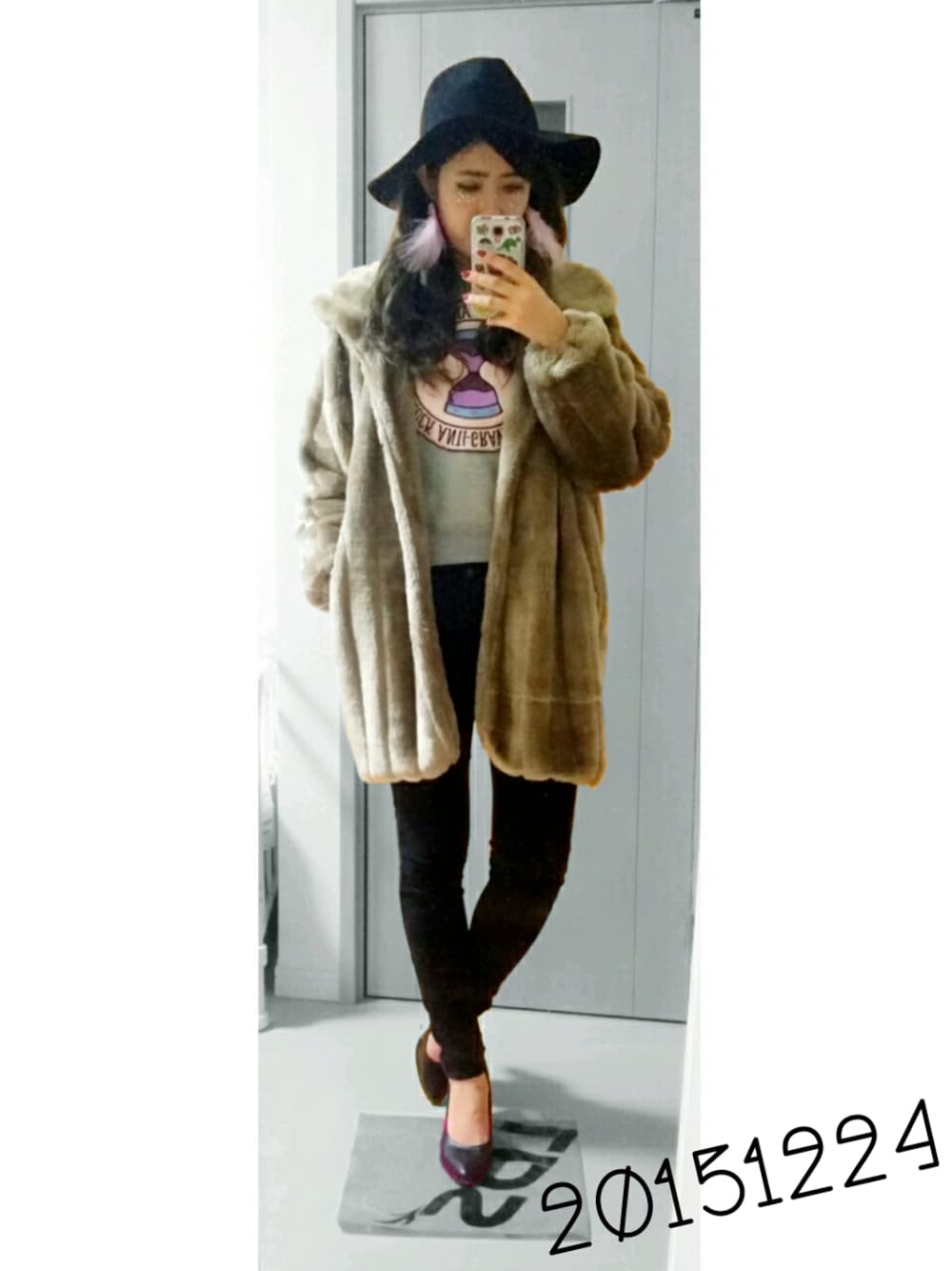 「GU、PAMEO POSE、FIG&VIPER、UNIQLO、BUBBLES、gray、pink、hat、ソシコン」｜「PAMEO POSEの【PAMEO POSE】 ANTI-CLOCK ANTI-GRAVITY PO（スウェット、グレー系）」を使った、Takahashi Fumikaさん（レディース・166cm）の冬コーディネートの1枚目の写真