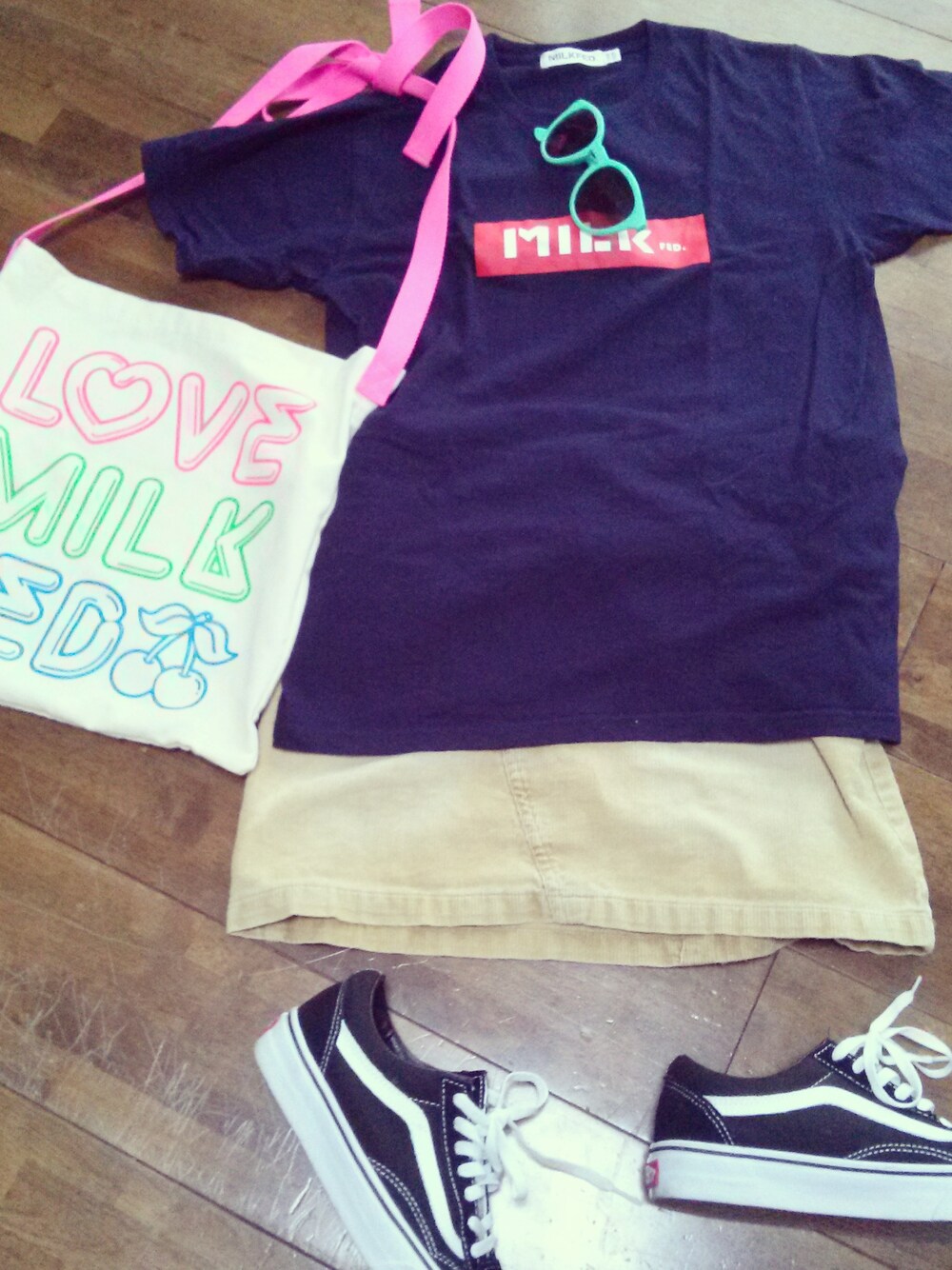 「スカート、Tシャツ」｜「VANSのOLD SKOOL （スニーカー、ブラック系）」を使った、りょうさん（レディース・156cm）の夏コーディネートの1枚目の写真