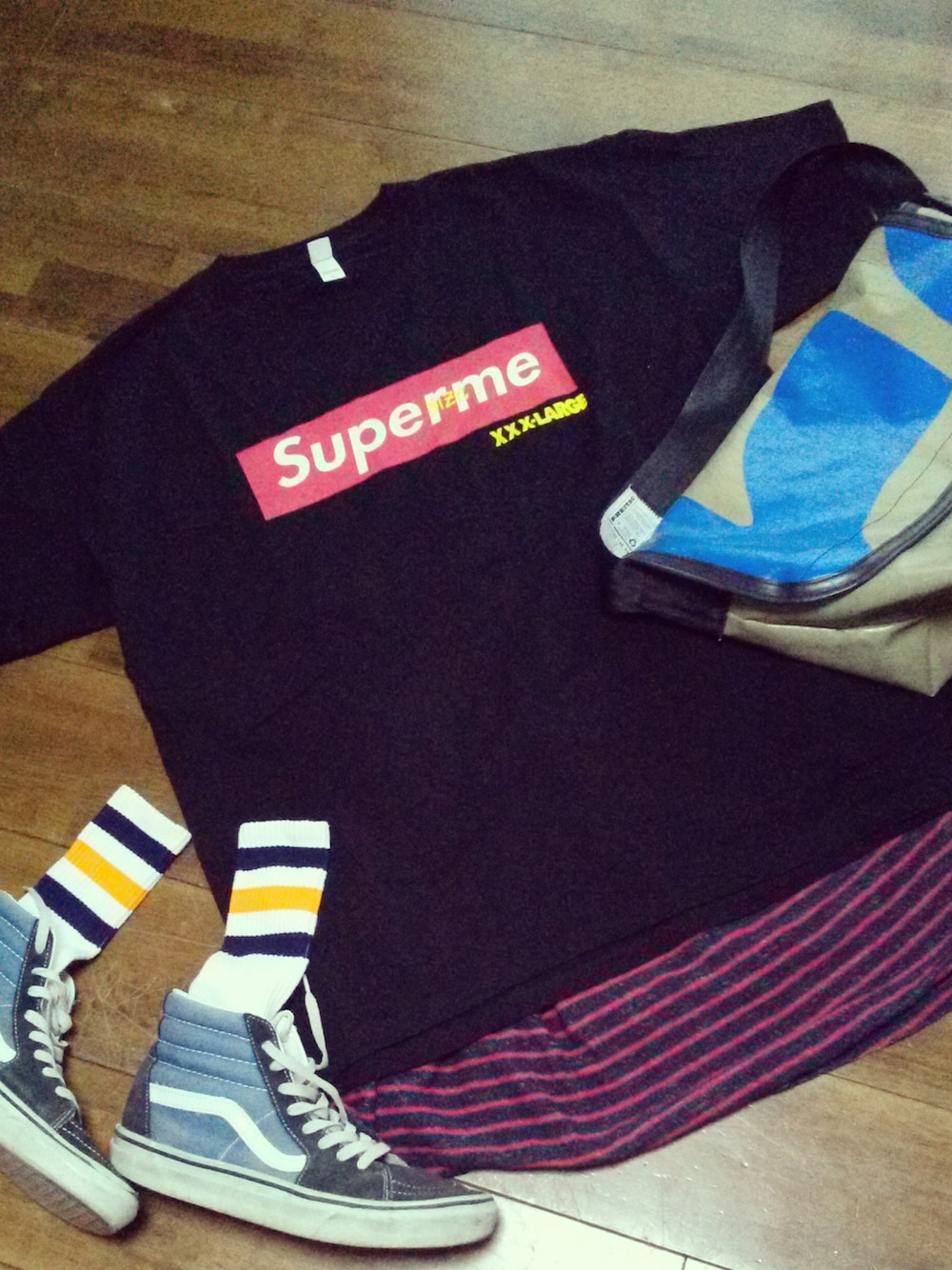 「スカート、supreme、FREITAG、ハイカットスニーカー」｜「VANSのハイカット（スニーカー、ブルー系）」を使った、りょうさん（レディース・156cm）の夏コーディネートの1枚目の写真