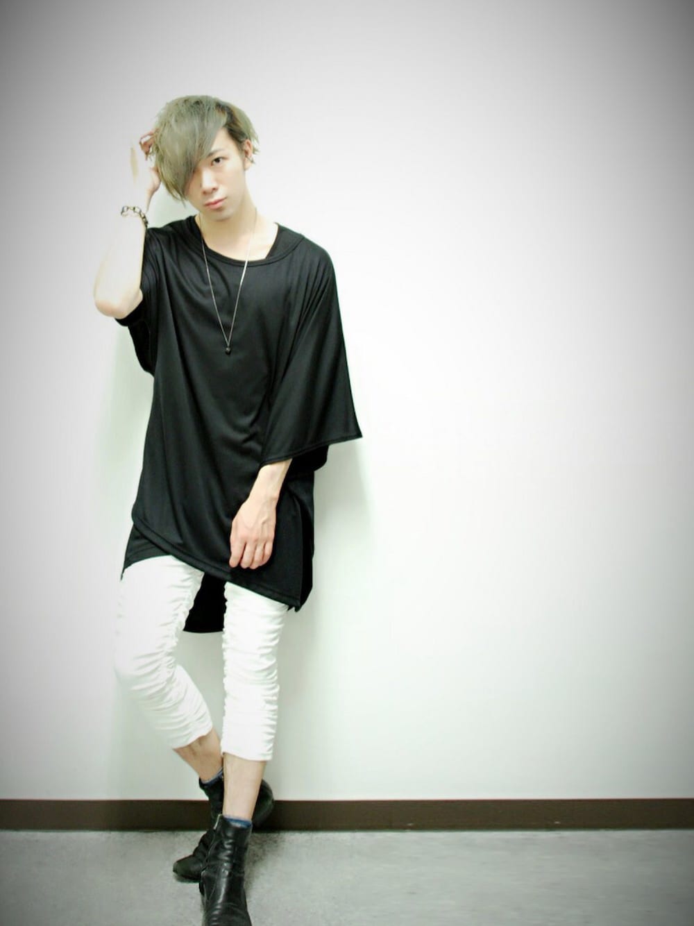 その他のTシャツ/カットソー、その他のTシャツ/カットソー、その他のその他パンツを着用したメンズの夏コーディネートの1枚目の写真