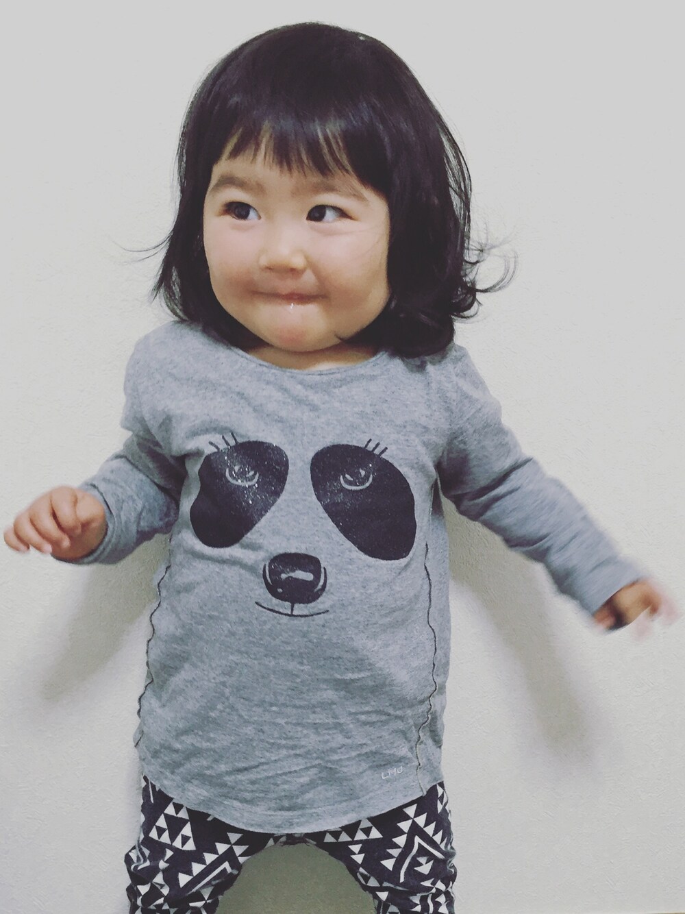 「リトルマーク、パンダ、1歳5ヶ月、シンプルコーデ」｜「Little Marc Jacobsのアイテム（Tシャツ/カットソー、グレー系）」を使った、きゃなりーぴょむぴょむさん（キッズ・70cm）の春コーディネートの1枚目の写真
