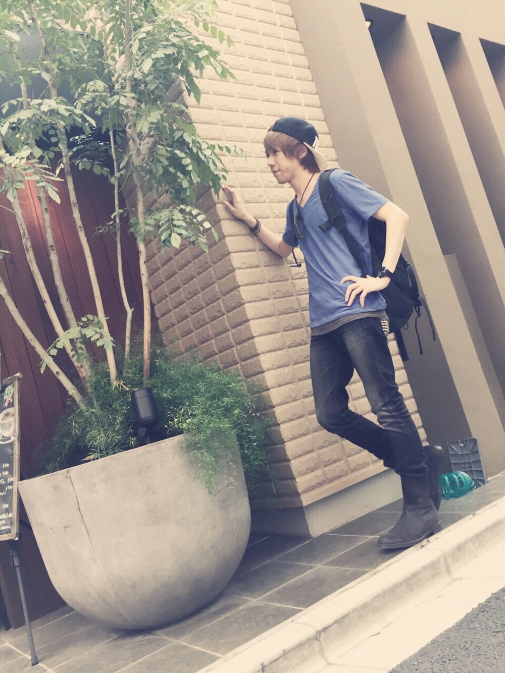 ブルー系のTシャツ/カットソー、ブラック系のデニムパンツ、ブラウン系のブーツを着用したメンズの夏コーディネートの1枚目の写真