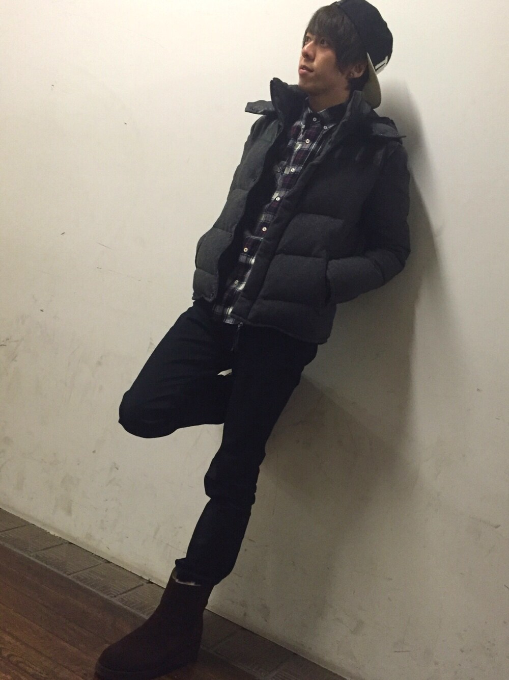 グレー系のダウンジャケット/コート、ブルー系のシャツ/ブラウス、ブラウン系のブーツを着用したメンズの冬コーディネートの1枚目の写真