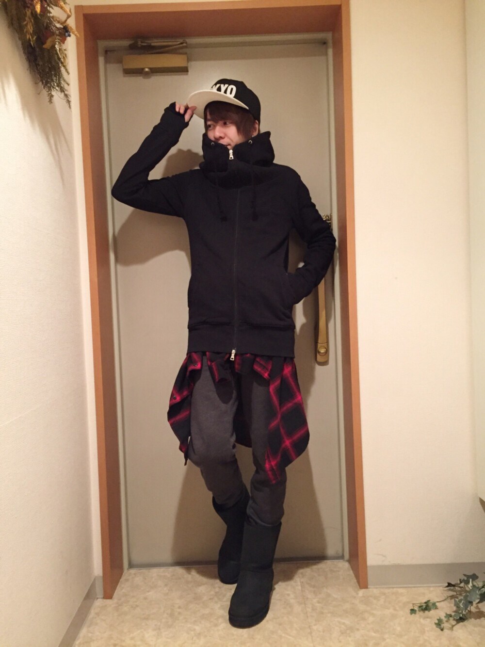 ブラック系のパーカー、レッド系のシャツ/ブラウス、グレー系のパンツを着用したメンズの春コーディネートの1枚目の写真