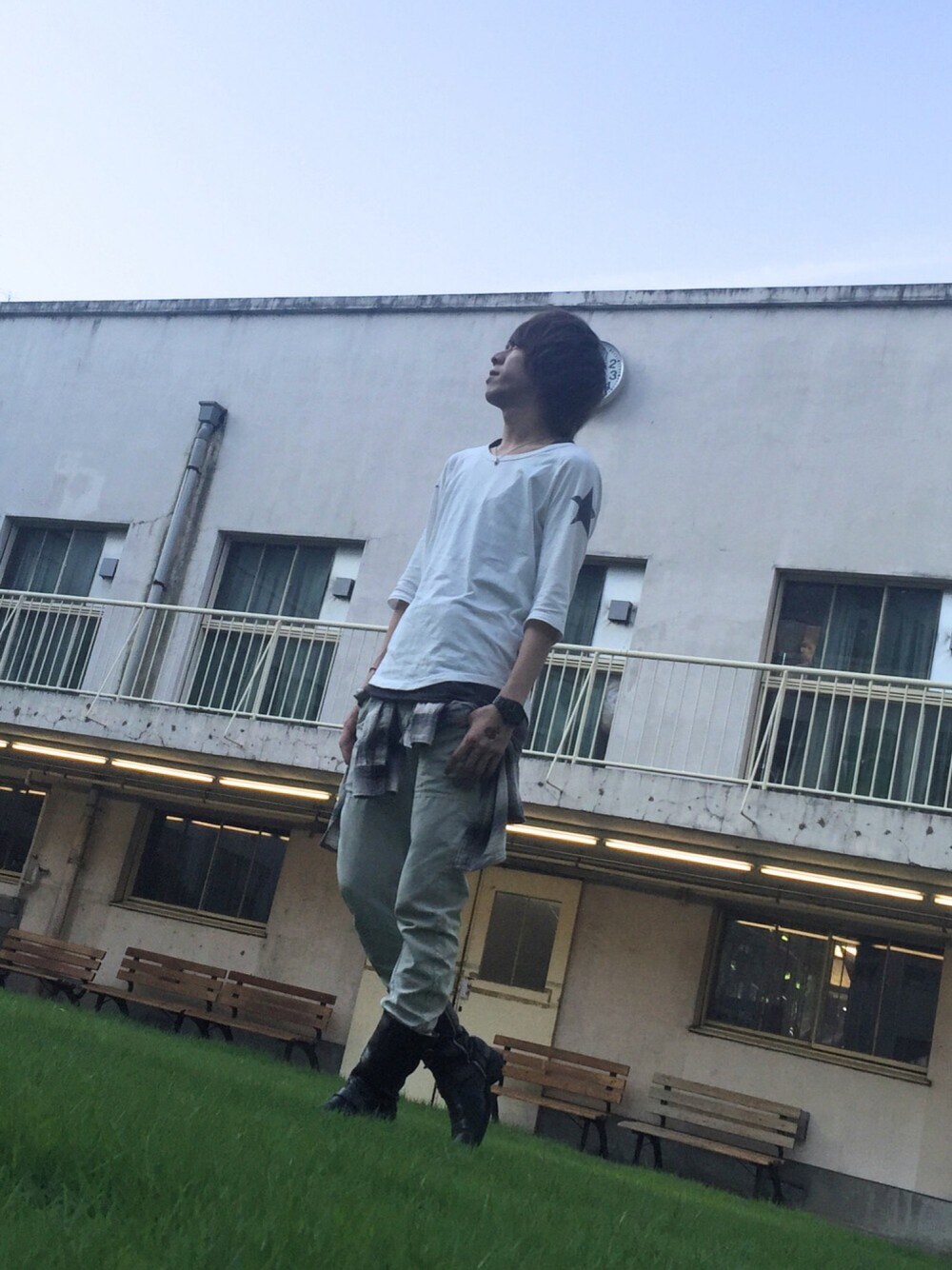 ホワイト系のTシャツ/カットソー、ベージュ系のシャツ/ブラウス、グレー系のパンツを着用したメンズの夏コーディネートの1枚目の写真