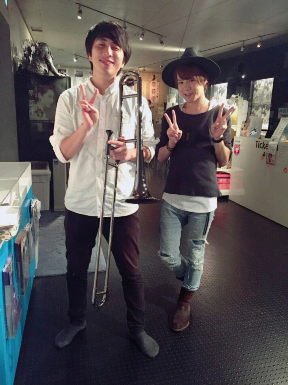 ブルー系のデニムパンツ、グレー系のTシャツ/カットソー、ブラック系のタンクトップを着用したメンズの秋コーディネートの1枚目の写真