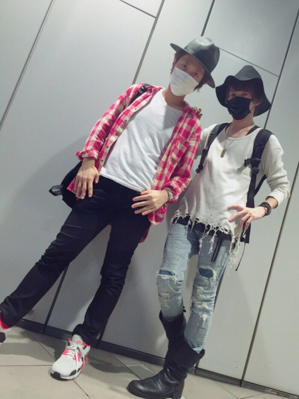 ベージュ系のTシャツ/カットソー、ブラック系のタンクトップ、ブラック系のバックパック/リュックを着用したメンズの秋コーディネートの1枚目の写真