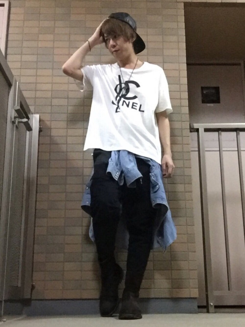 ホワイト系のTシャツ/カットソー、ブルー系のシャツ/ブラウス、ブラック系のパンツを着用したメンズの秋コーディネートの1枚目の写真