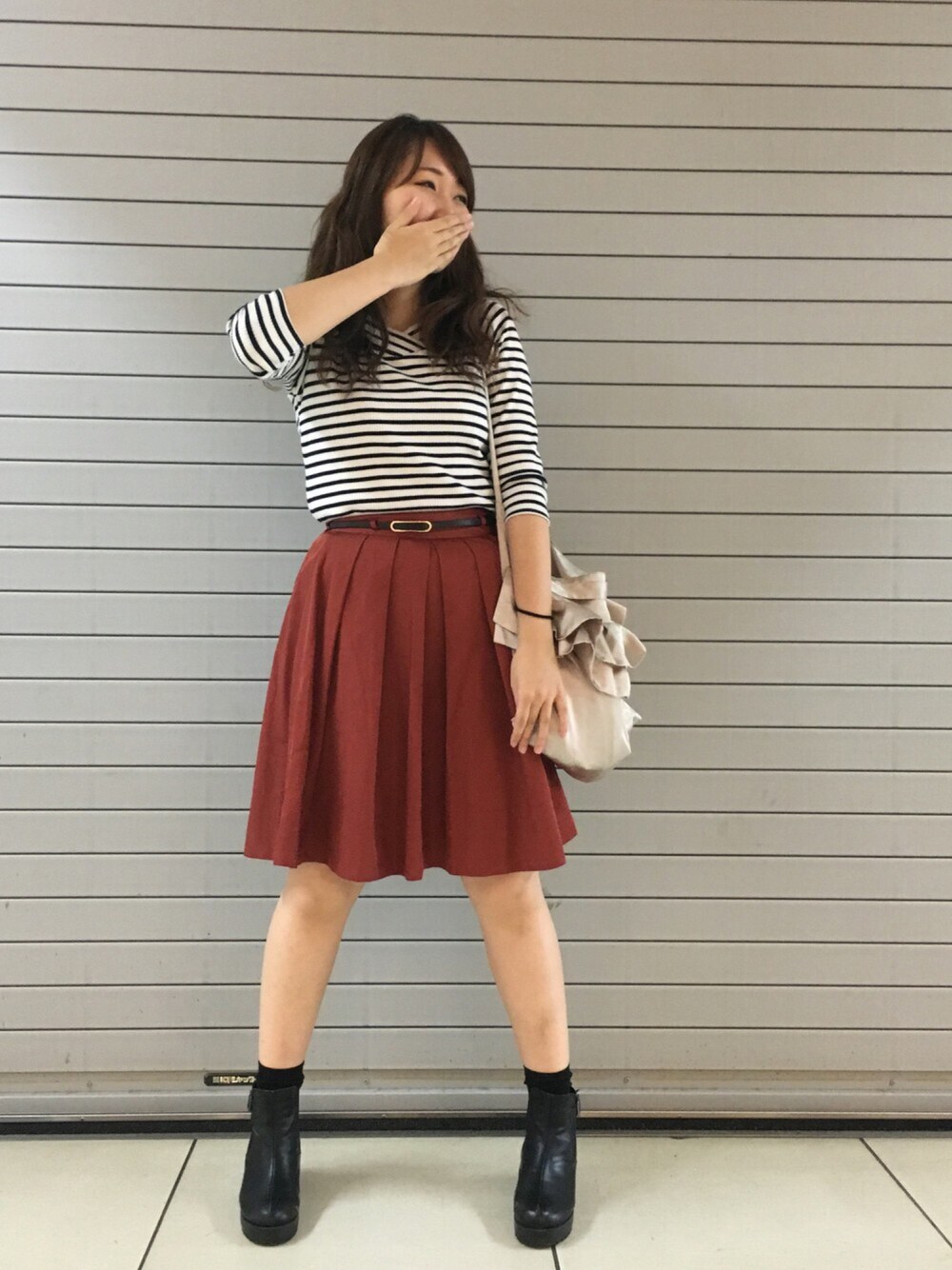 その他のTシャツ/カットソー、レッド系のスカート、ベージュ系のショルダーバッグを着用したレディースの秋コーディネートの1枚目の写真