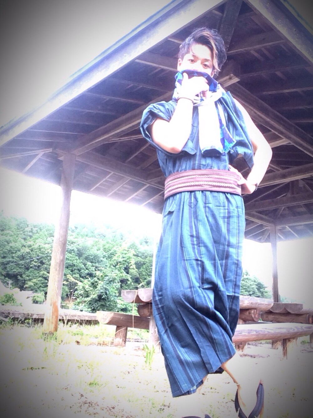 ブルー系のその他、ブラウン系のアナログ腕時計、ブルー系の浴衣を着用したメンズの夏コーディネートの1枚目の写真