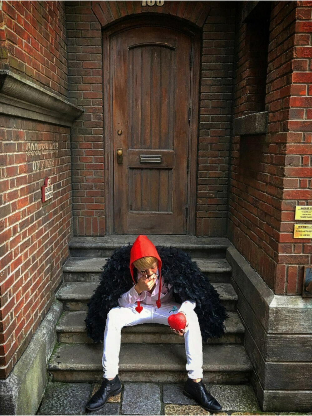 ブラック系のブーツ、ホワイト系のデニムパンツ、ピンク系のシャツ/ブラウスを着用したメンズの秋コーディネートの1枚目の写真