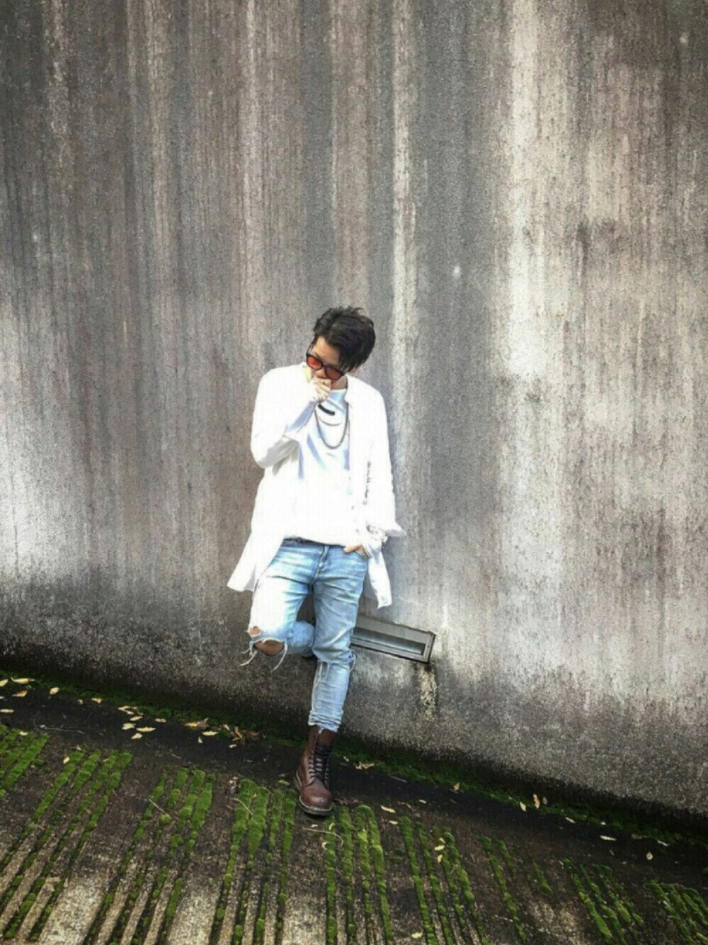 ホワイト系のシャツ/ブラウス、レッド系のブーツ、ゴールド系のネックレスを着用したメンズの秋コーディネートの1枚目の写真