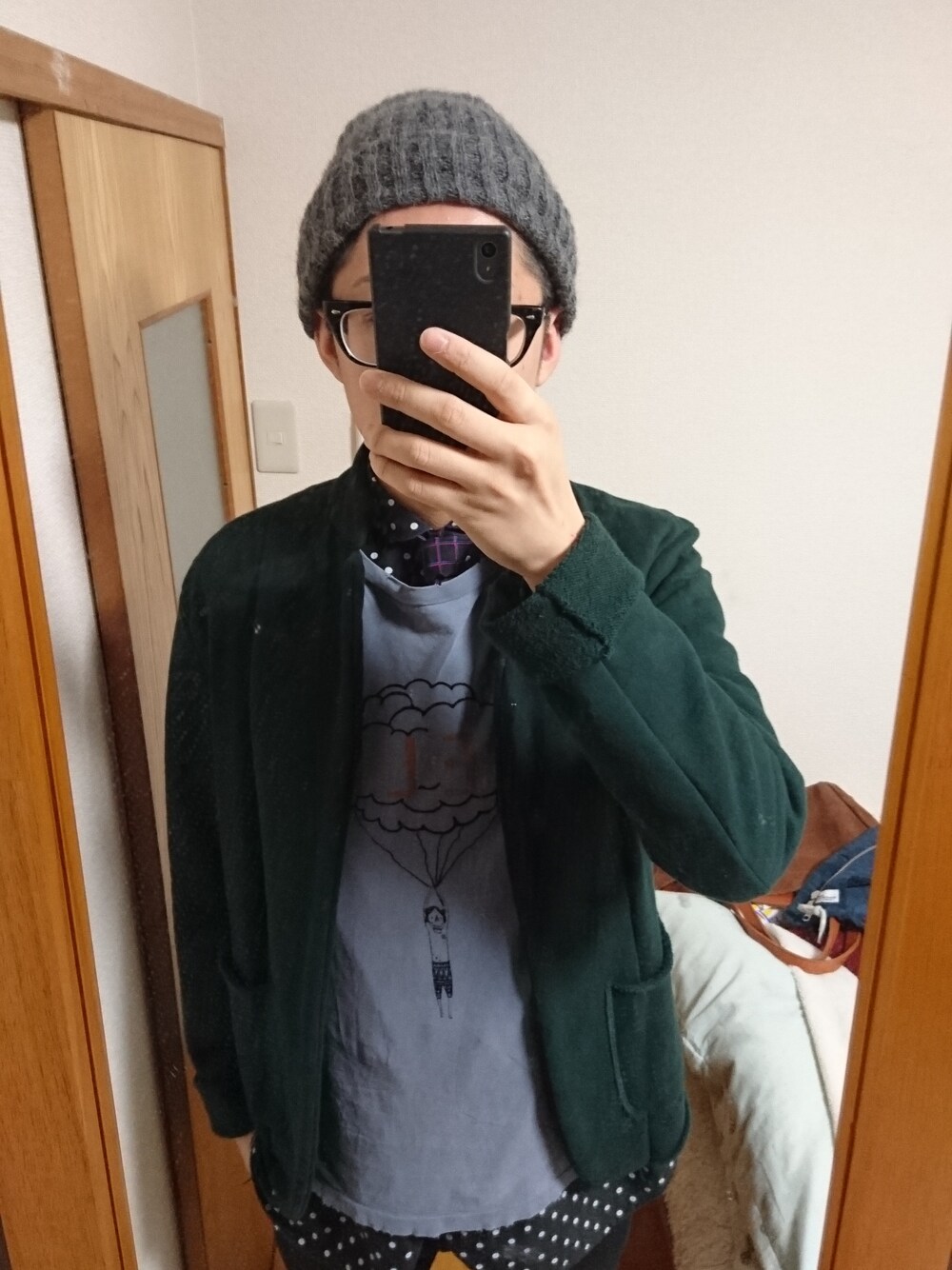 「REMI RELIEFのスペシャル加工T(HELP)（Tシャツ/カットソー、ブルー系）」を使った、黒縁眼鏡さん（メンズ・178cm）の冬コーディネートの1枚目の写真