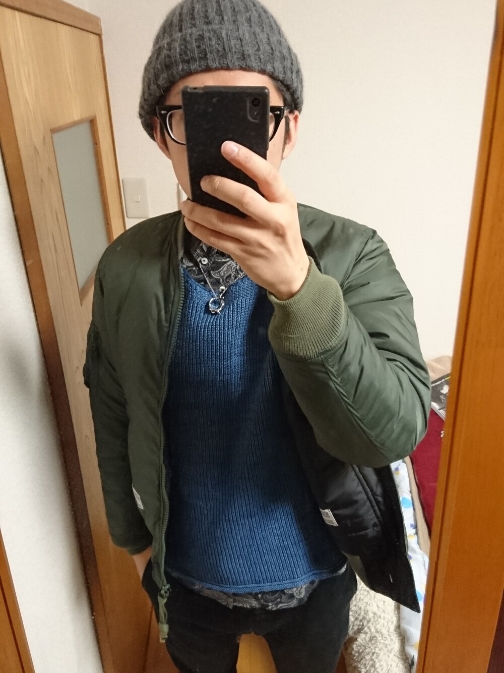 「ルード、MA-1、ネックレス、BEDWIN、柄シャツ、黒」｜「OLD JOE & CO.のアイテム（ニット/セーター、ブルー系）」を使った、黒縁眼鏡さん（メンズ・178cm）の冬コーディネートの1枚目の写真