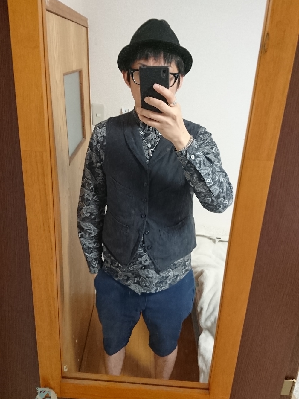 「ディッキーズ、ベスト、柄シャツ、ショーパン、ペイズリー、BEDWIN、ハット」｜「Engineered Garmentsのアイテム（ベスト、ブラック系）」を使った、黒縁眼鏡さん（メンズ・178cm）の冬コーディネートの1枚目の写真
