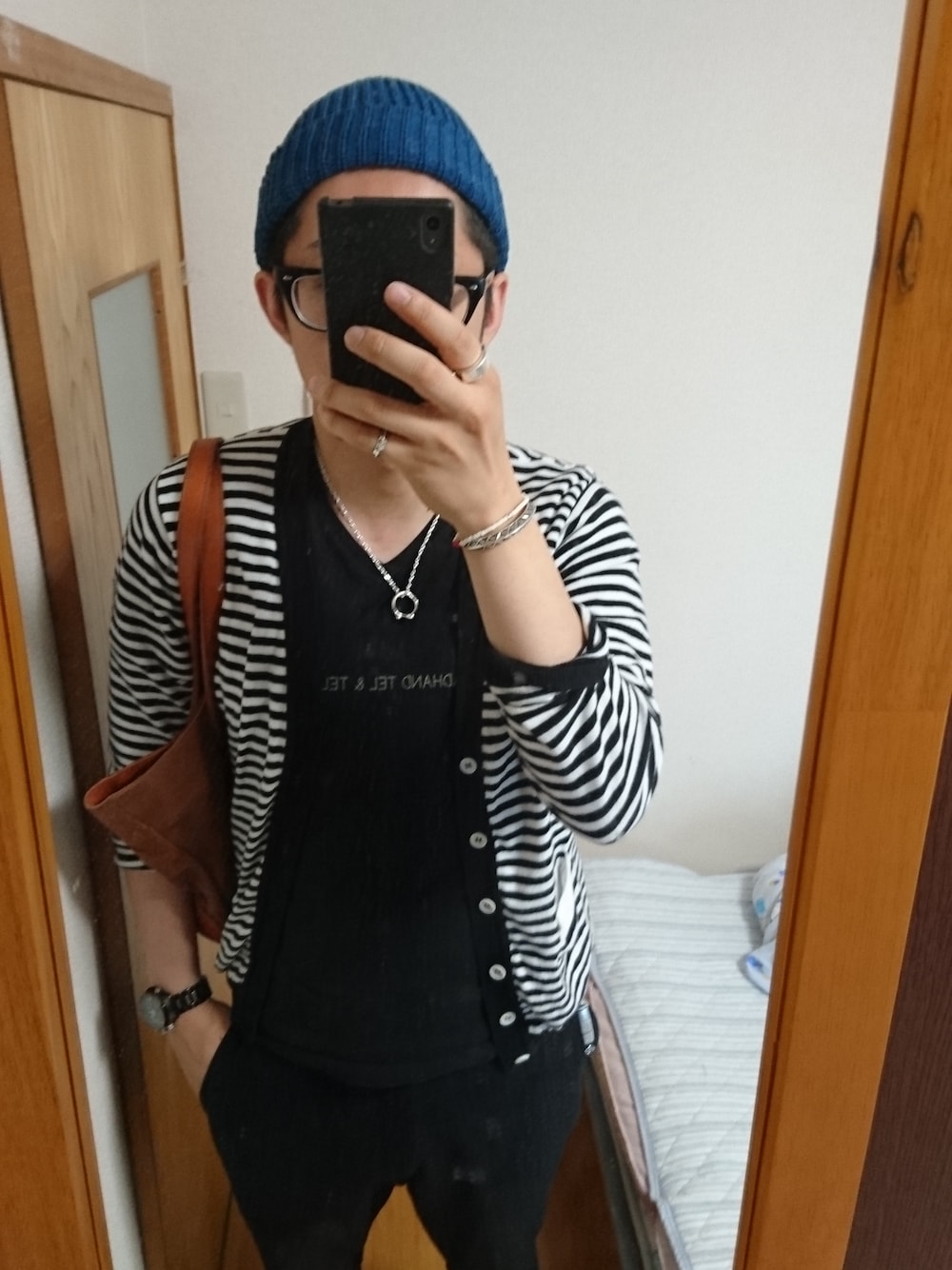 ブラック系のカーディガン/ボレロ、ブラック系のその他パンツ、ブラック系のTシャツ/カットソーを着用したメンズの春コーディネートの1枚目の写真