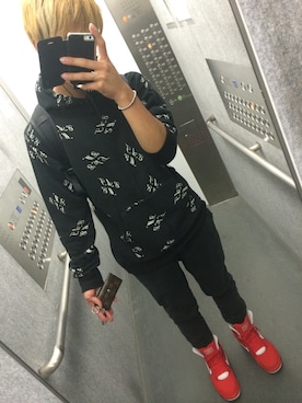 「赤い靴」｜「アイテム（スニーカー）」を使った、こしゅーさん（メンズ・170cm）の秋コーディネート