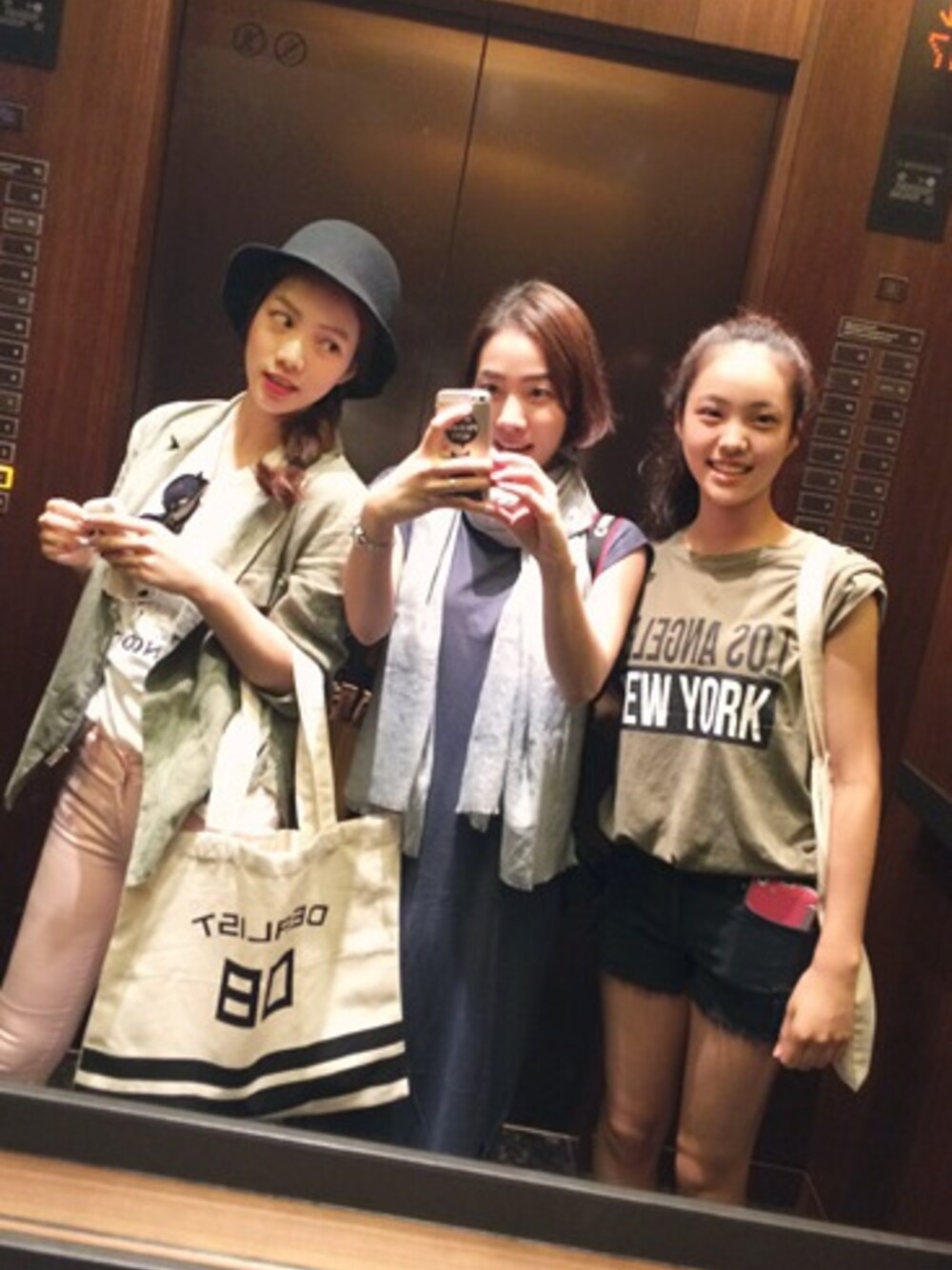 バッグを着用したレディースの夏コーディネートの1枚目の写真