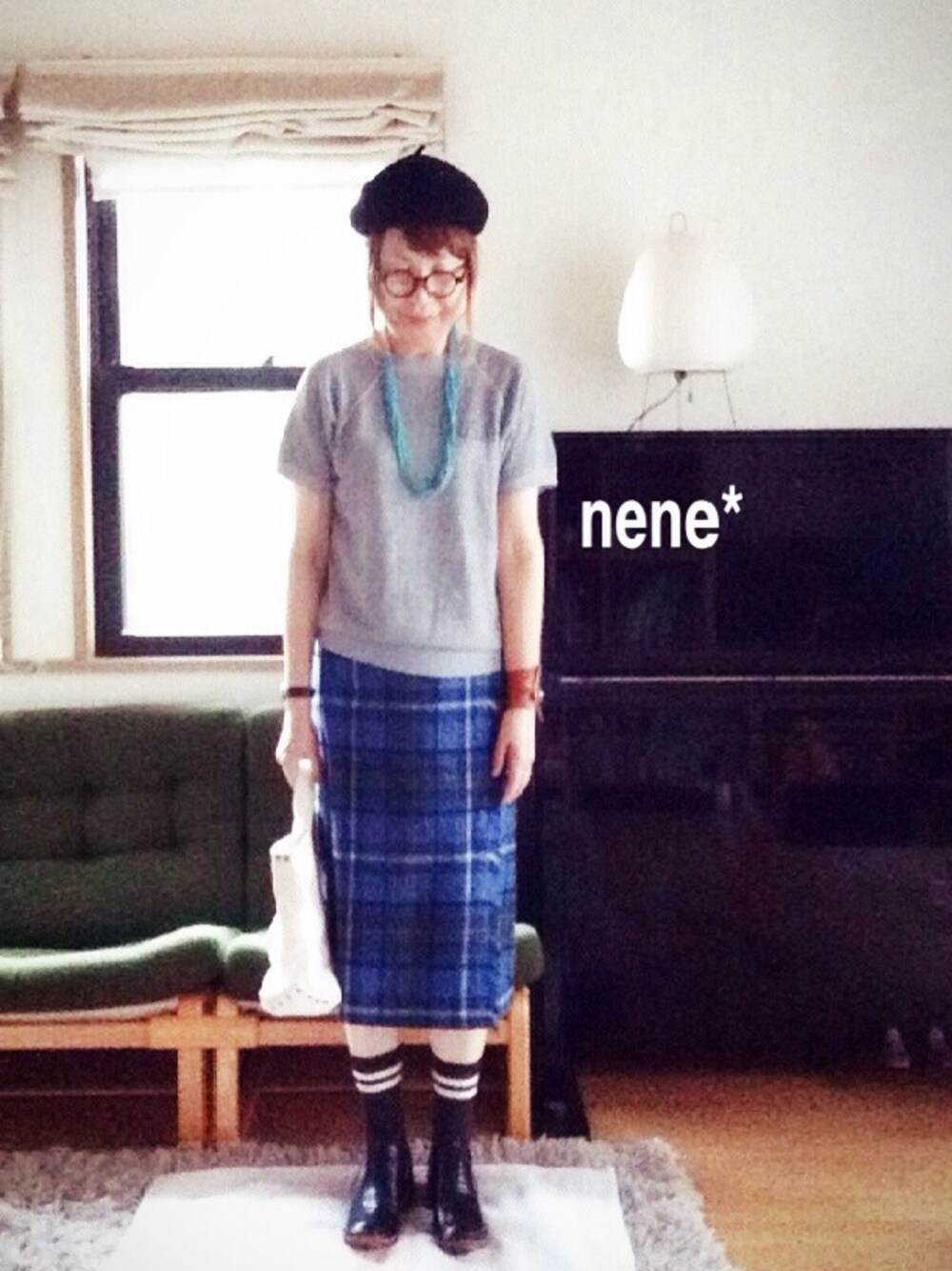 ブラック系のドレスシューズ、ホワイト系のトートバッグ、イエロー系の福袋/福箱を着用したレディースの秋コーディネートの1枚目の写真